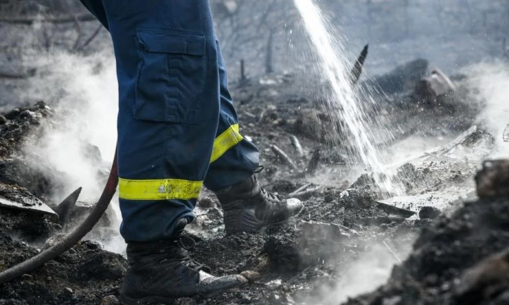 Πυρκαγιά στα Ψαρά: Μάχη μέχρι τα ξημερώματα έδωσαν οι πυροσβέστες